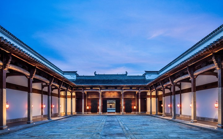 ben_trong_khach_san_co_dat_gia_nhat_thuong_hai