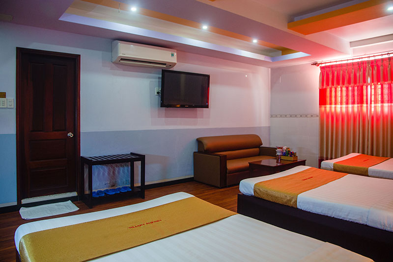 Tivi LED, sofa, bàn nước trong deluxe room 3 giường đơn