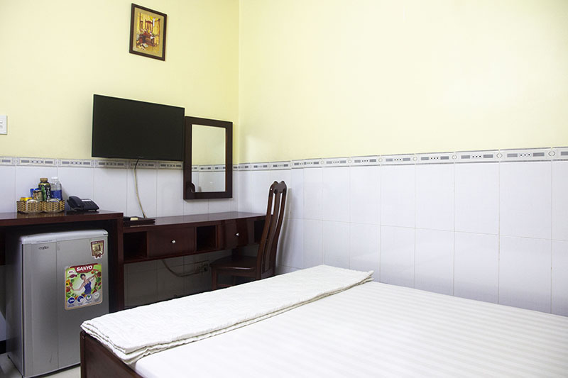 Tủ lạnh mini và bàn nuóc trong phòng tiêu chuẩn giá rẻ