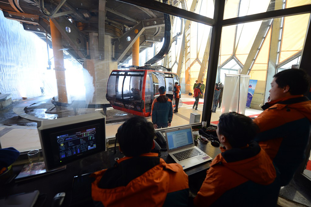 Bộ phận kỹ thuật điều khiển cáp treo Fansipan