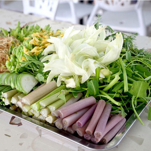 rau ăn kèm với lẩu mắm đúng chất miền Tây - helen ngoc giang hotel