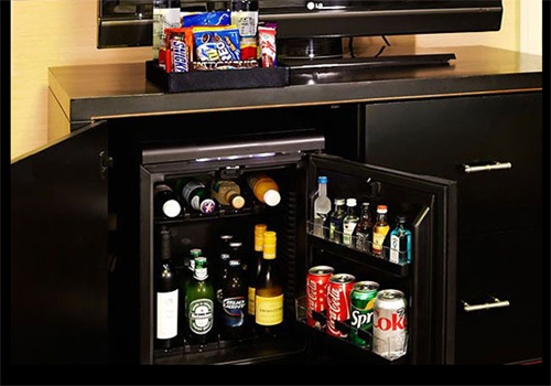 Minibar trong phòng khách sạn ở Long Xuyên