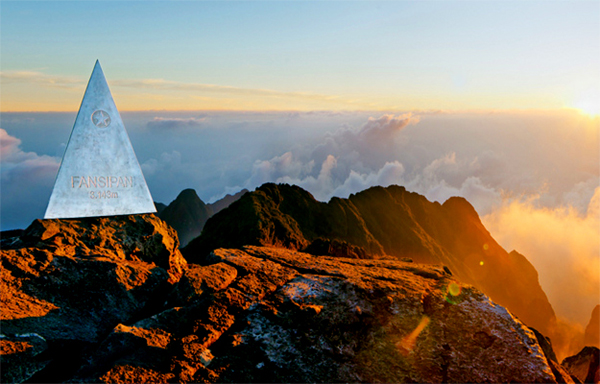 Đỉnh Fansipan hùng vĩ của Sapa thu hút khách du lịch