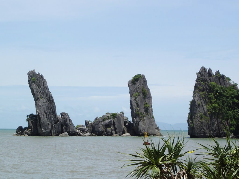 Hòn Phụ Tử khi còn nguyên vên tại KIên Giang