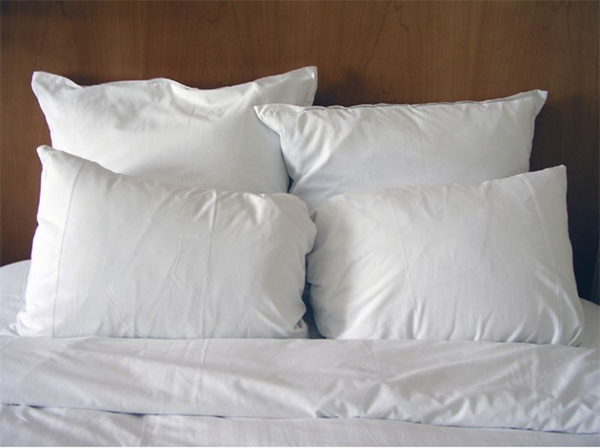 Helenhotel.vn _ 4 chiếc gối trong phòng nghỉ khách sạn 