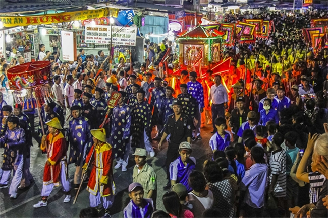 Hàng triệu người đổ về Vía bà vào dịp lễ Bà Chúa Xứ mỗi năm.