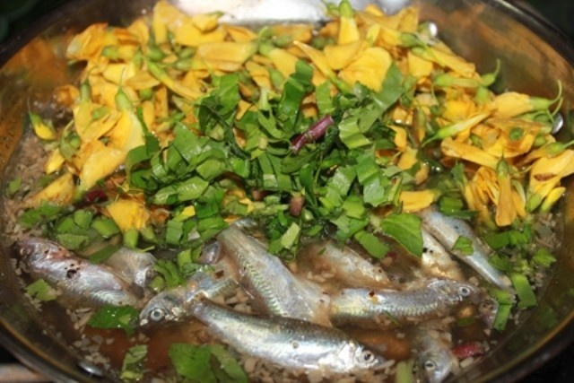 Đặc sản canh chua cá linh bông điên điển chỉ có tại An Giang