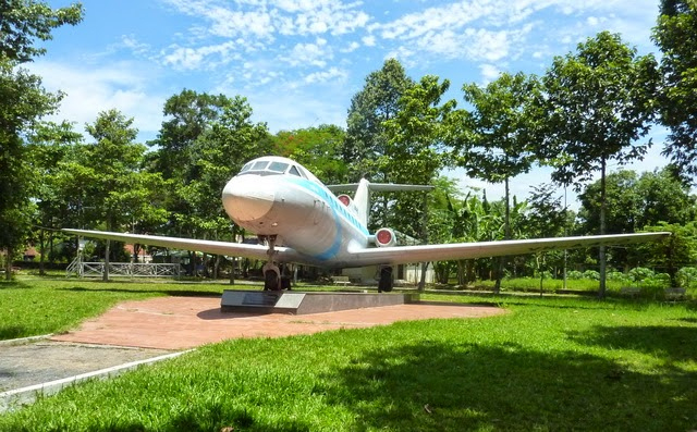Máy bay YAK 40 tại khu lưu niệm chủ tịch Tôn Đức Thắng - TP Long Xuyên - An Giang