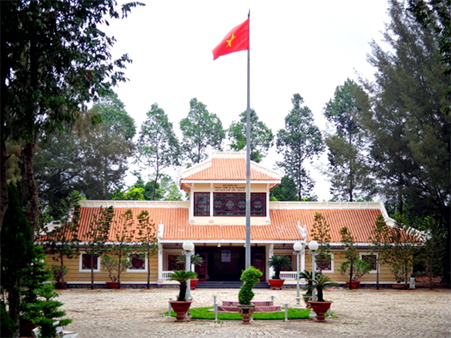 Nhà trưng bày vè cuộc đờ và sự nghiejp của chủ tịch Tôn Đức Thắng